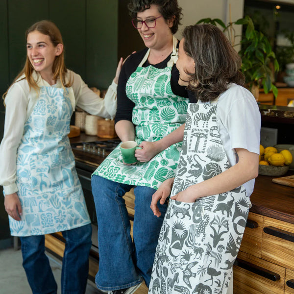 Aprons (Pocket) / Africa Deep (Light Blue on White)
