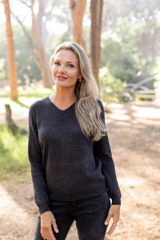 Lyon V-Neck Fine Rib - Charcoal